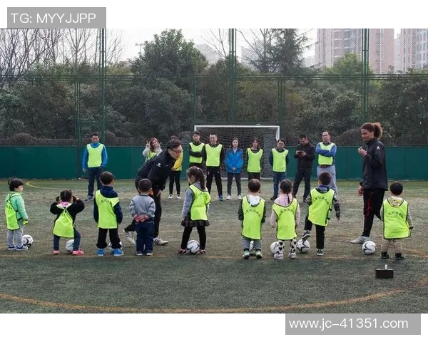 漫画足球明星与小孩的梦想之旅共同追逐绿茵场上的荣耀与友谊