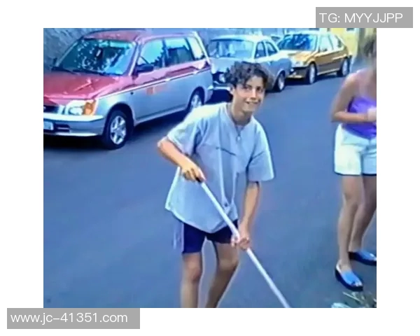 儿时经历疾病磨砺成才的足球明星们的奋斗故事与成长历程