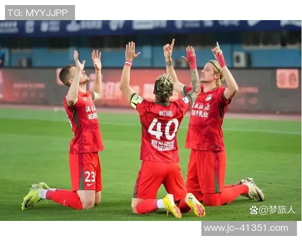 狼系足球明星的崛起与影响力解析探讨他们在赛场上的表现与个人魅力