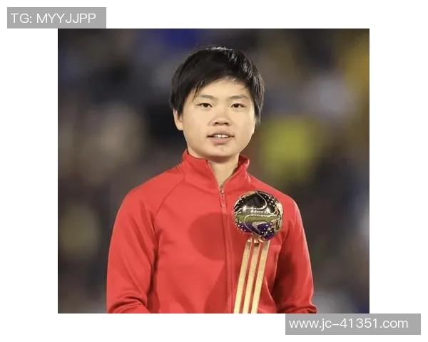 短发魅力与足球激情结合的女性明星造型解析 短发魅力与足球激情结合的女性明星造型解析